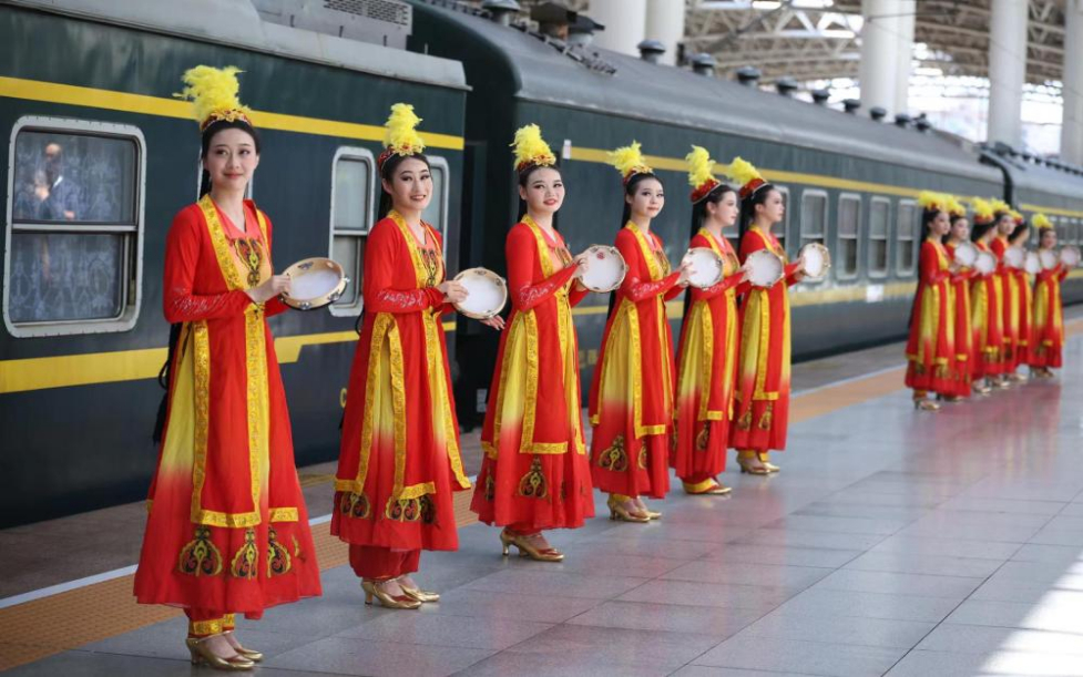 坐着火车去新疆 “铁路+旅游”书